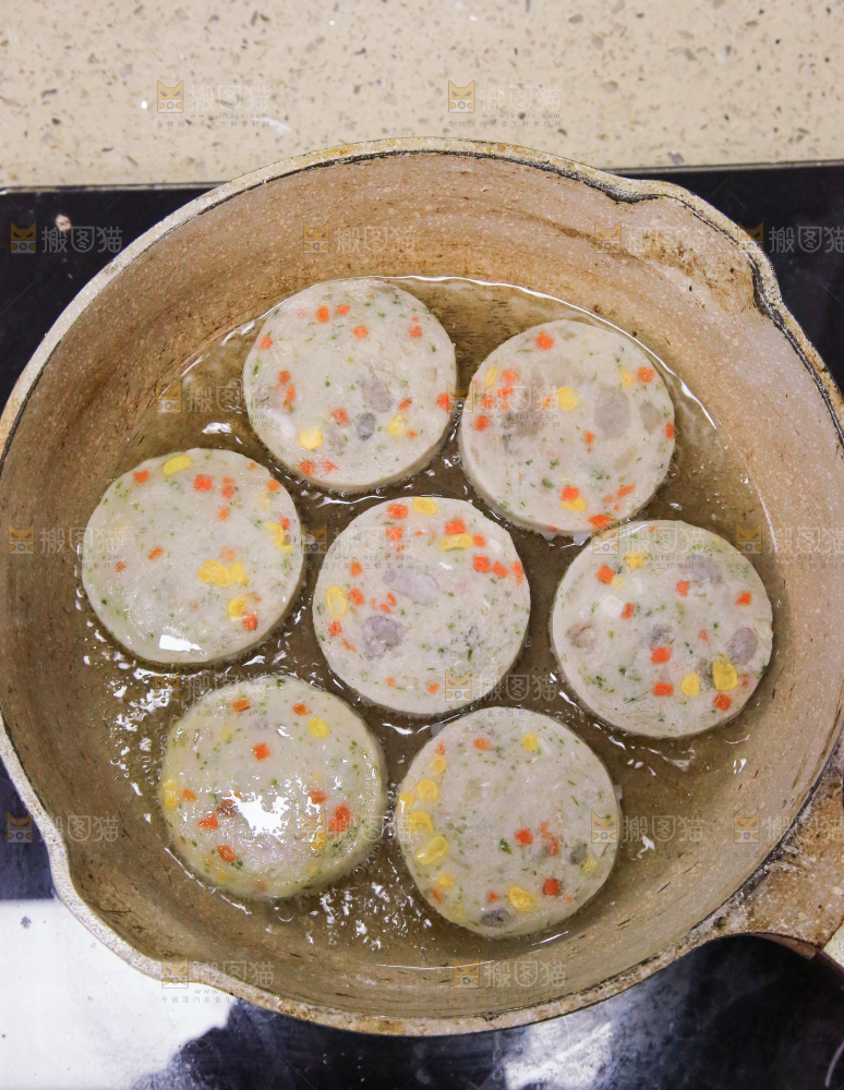 锅里的果蔬鲜虾饼
