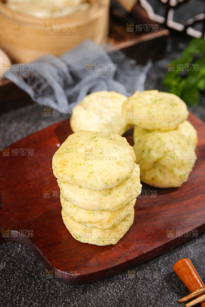 深底上的海苔鲜虾饼