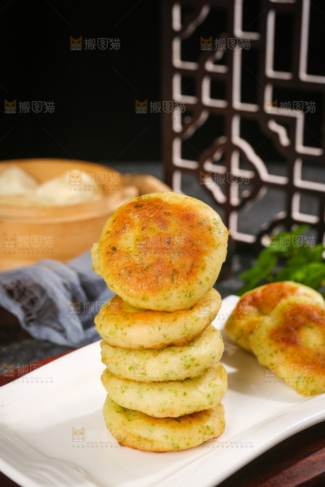 深底上的海苔鲜虾饼