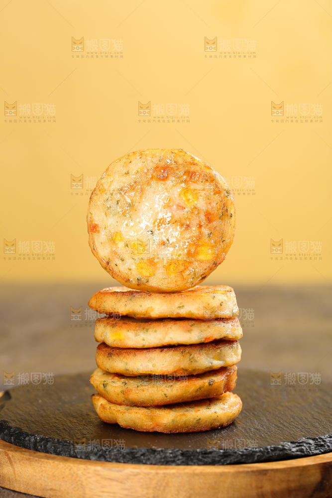 深底上的果蔬鲜虾饼