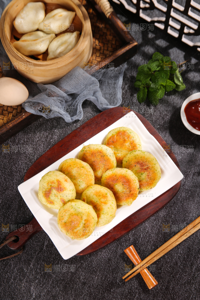 深底上的海苔鲜虾饼