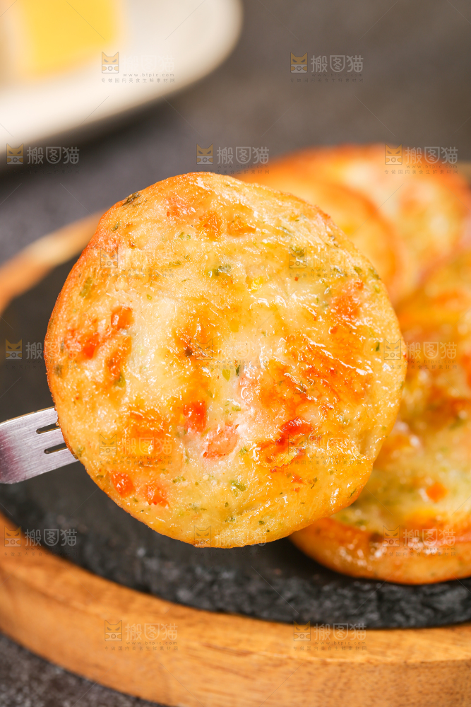 深底上的果蔬鲜虾饼