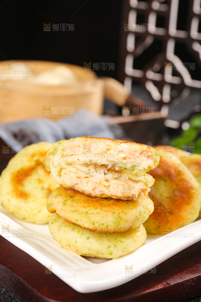 深底上的海苔鲜虾饼