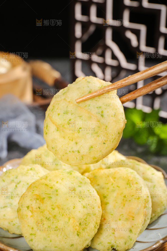 深底上的鲜虾饼
