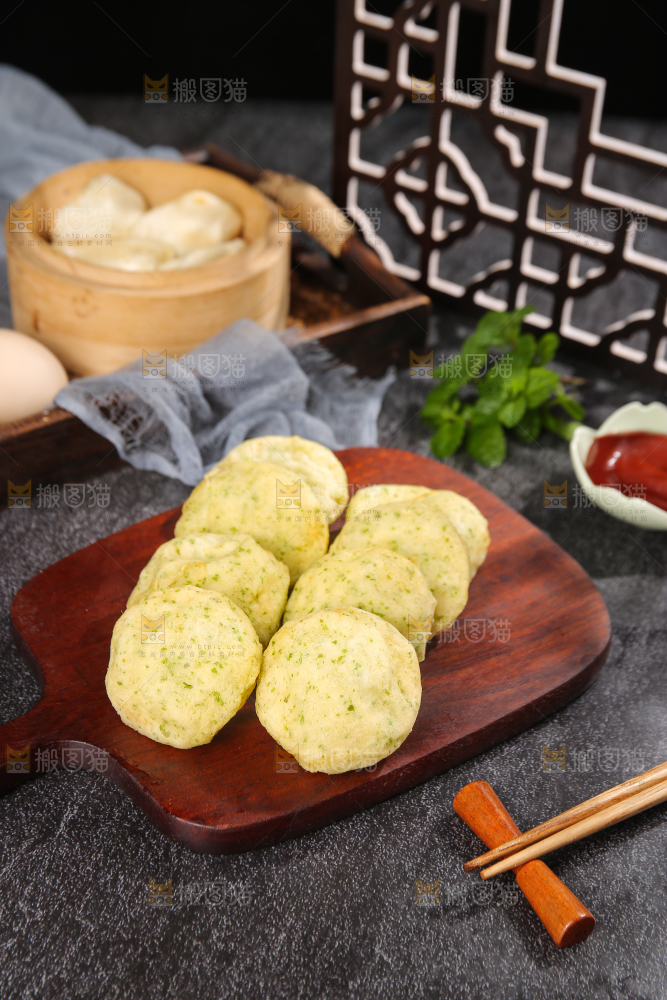 深底上的海苔鲜虾饼