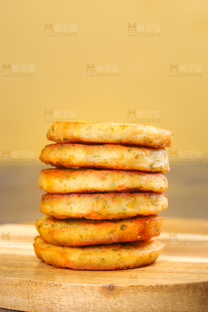 深底上的果蔬鲜虾饼