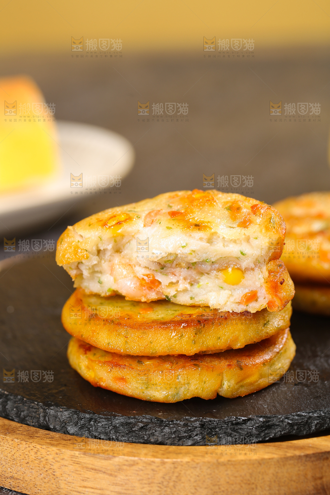 深底上的果蔬鲜虾饼