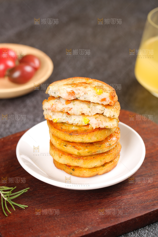 深底上的果蔬鲜虾饼