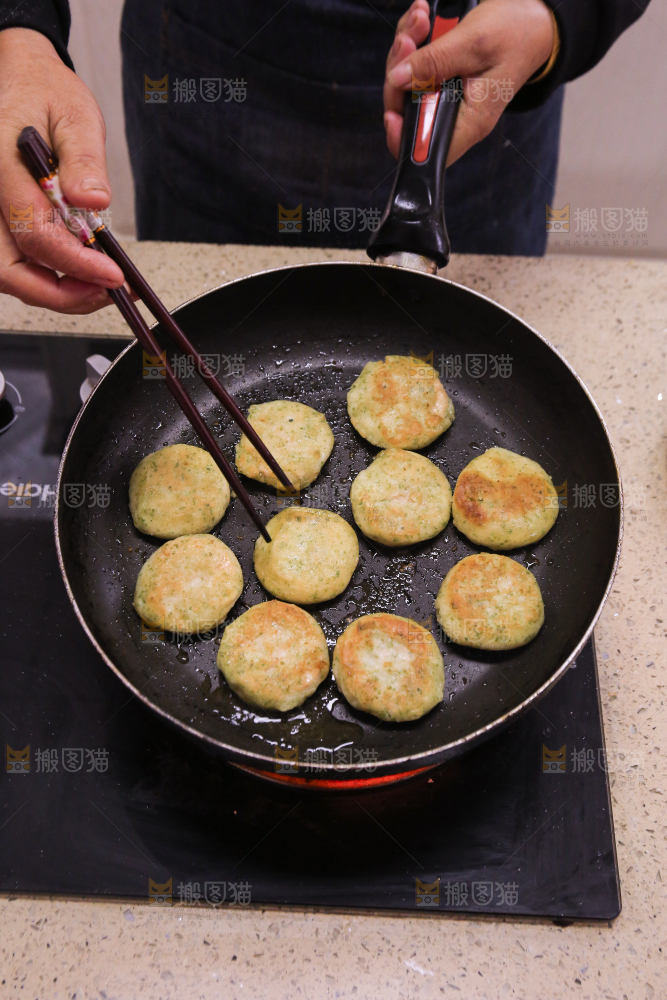锅里的海苔鲜虾饼