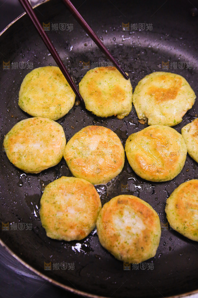 锅里的海苔鲜虾饼