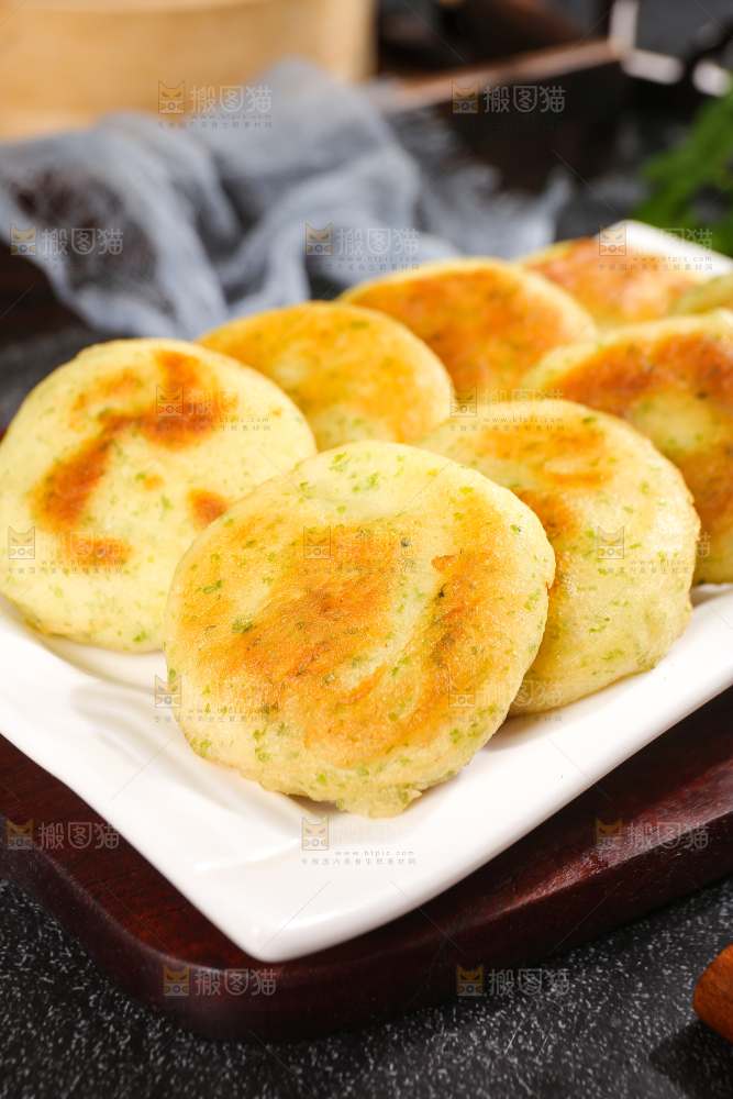 深底上的海苔鲜虾饼
