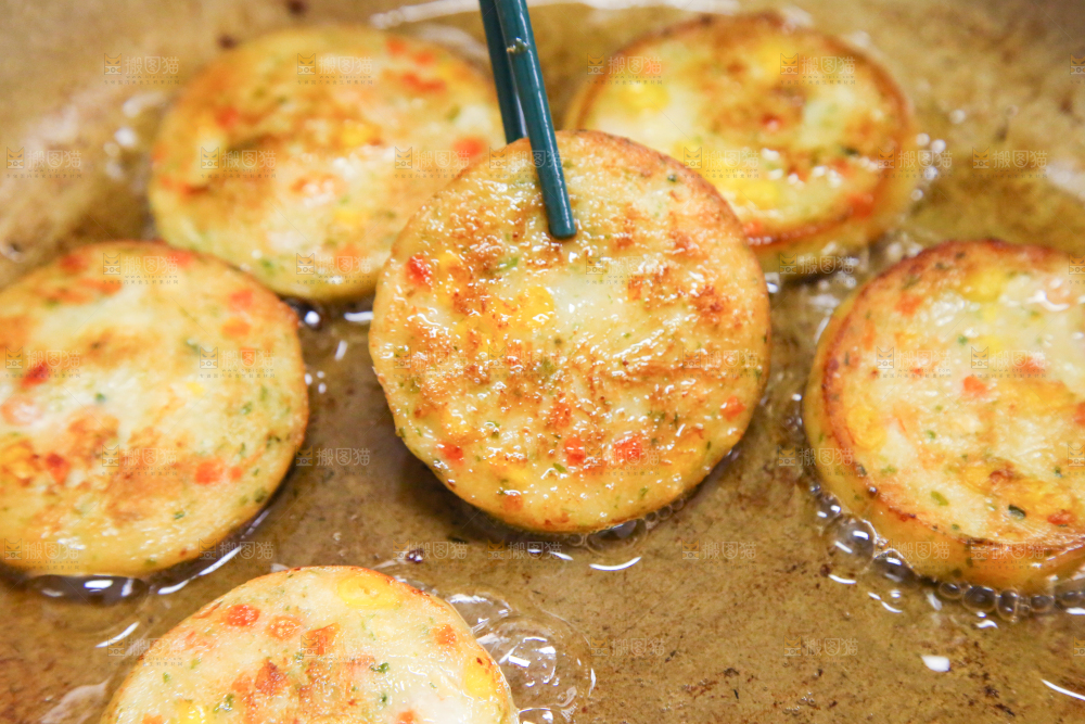 锅里的果蔬鲜虾饼
