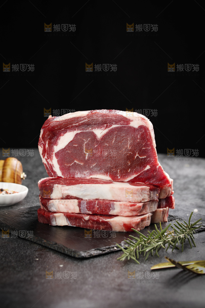 深底上的新鲜牛排