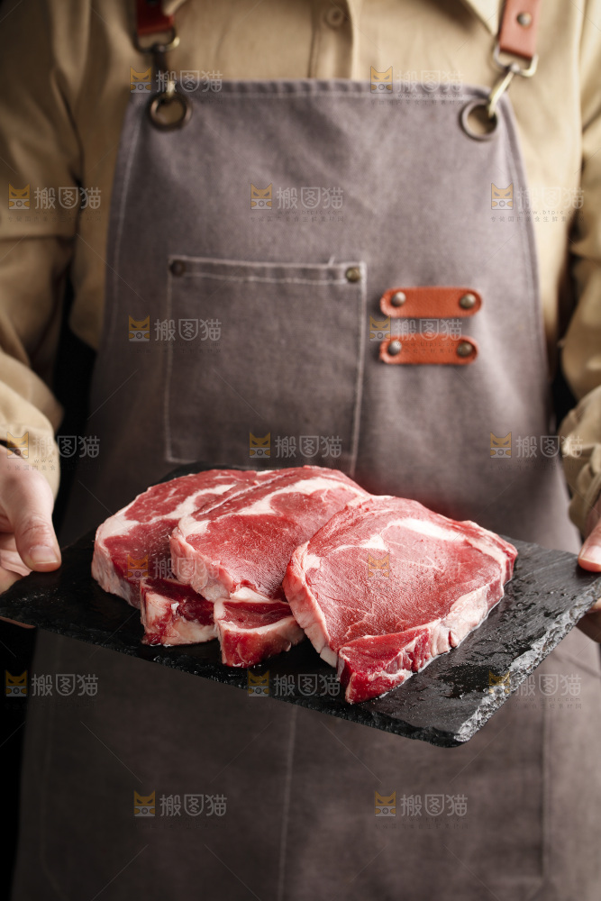 深底上的新鲜牛排