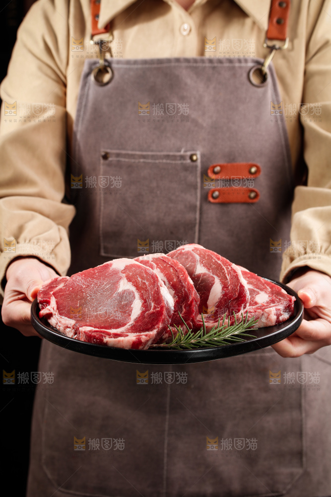 深底上的新鲜牛排