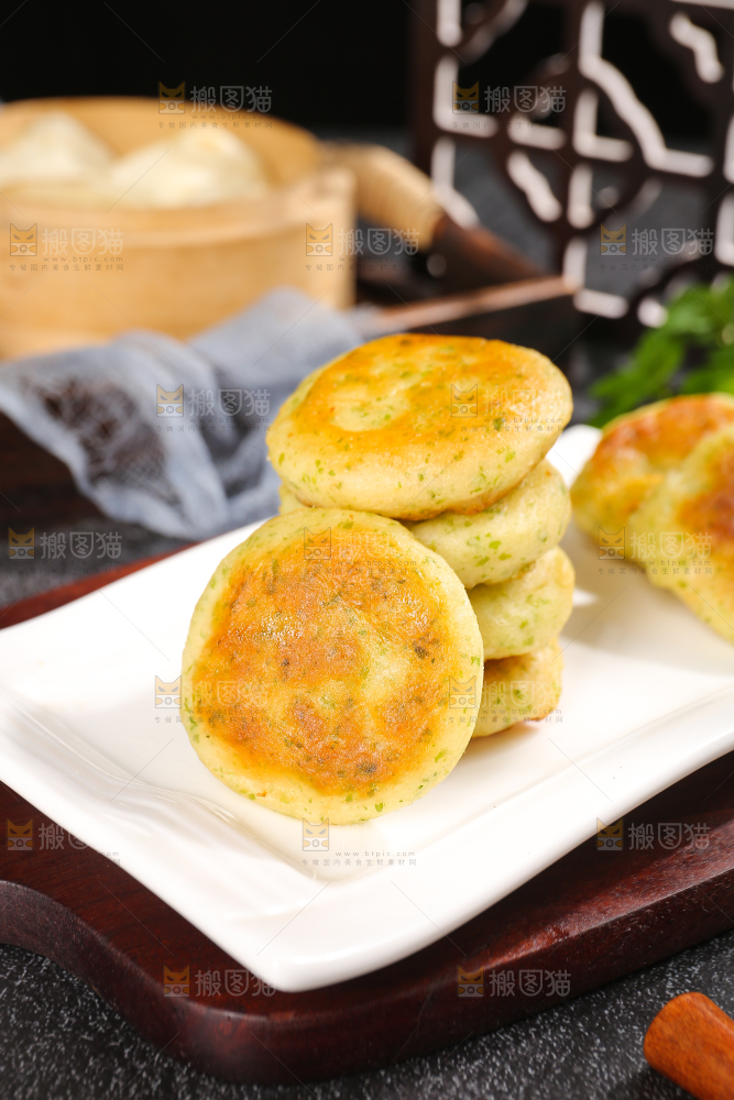 深底上的海苔鲜虾饼