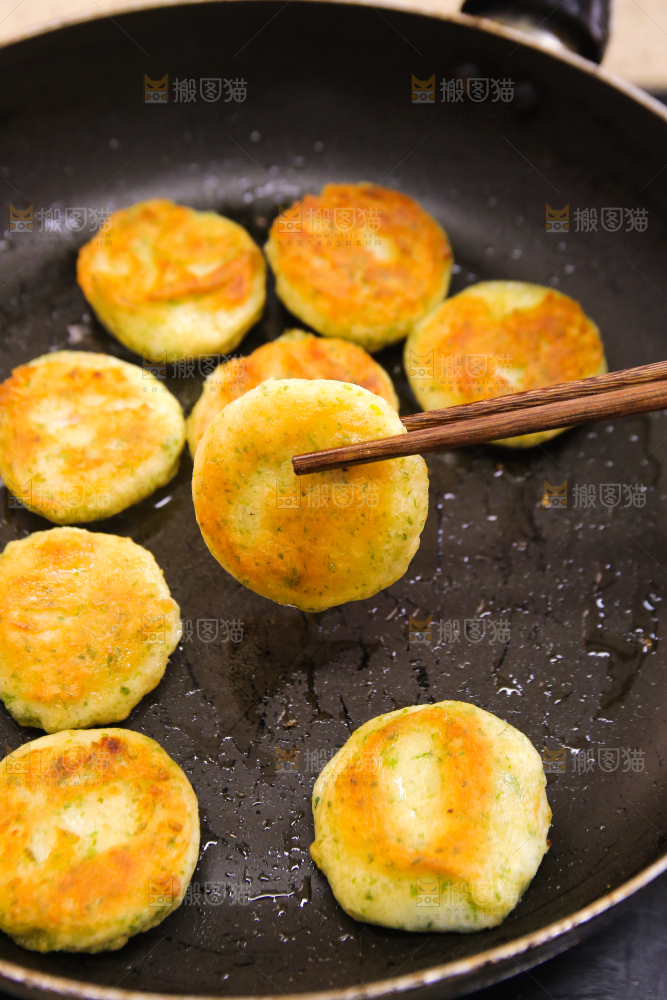 锅里的海苔鲜虾饼
