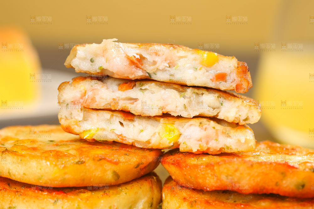 深底上的果蔬鲜虾饼