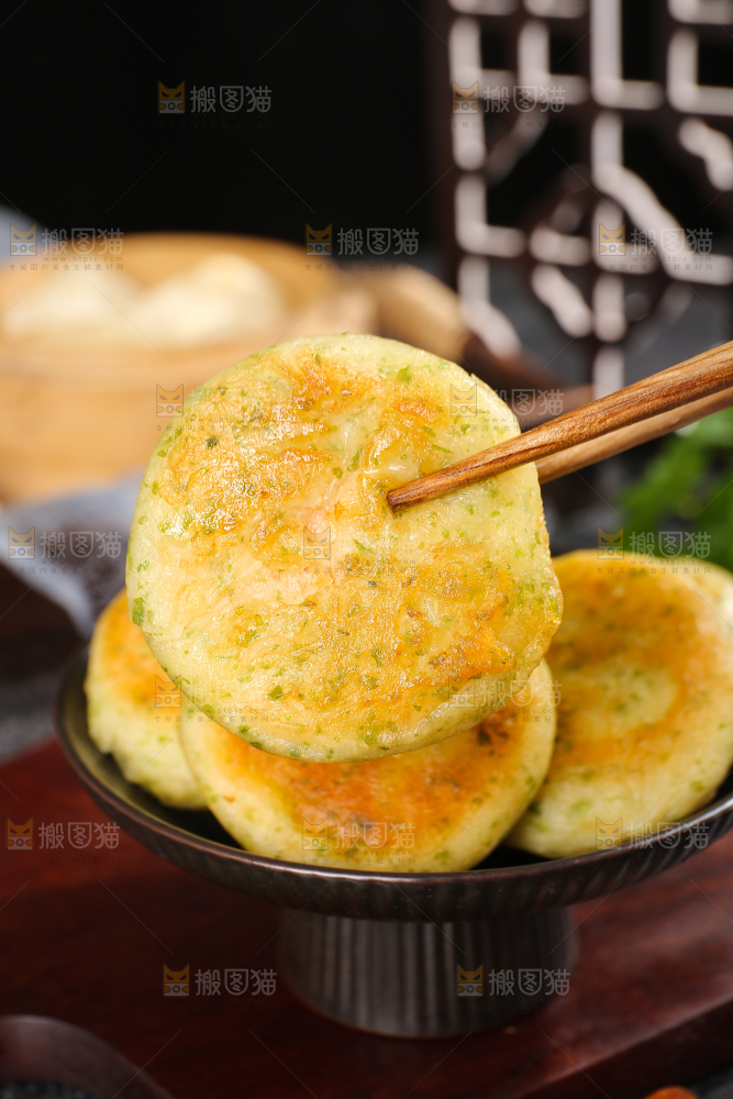 深底上的海苔鲜虾饼