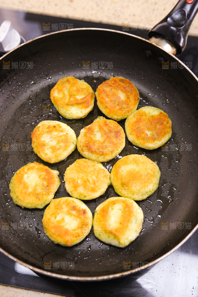 锅里的海苔鲜虾饼