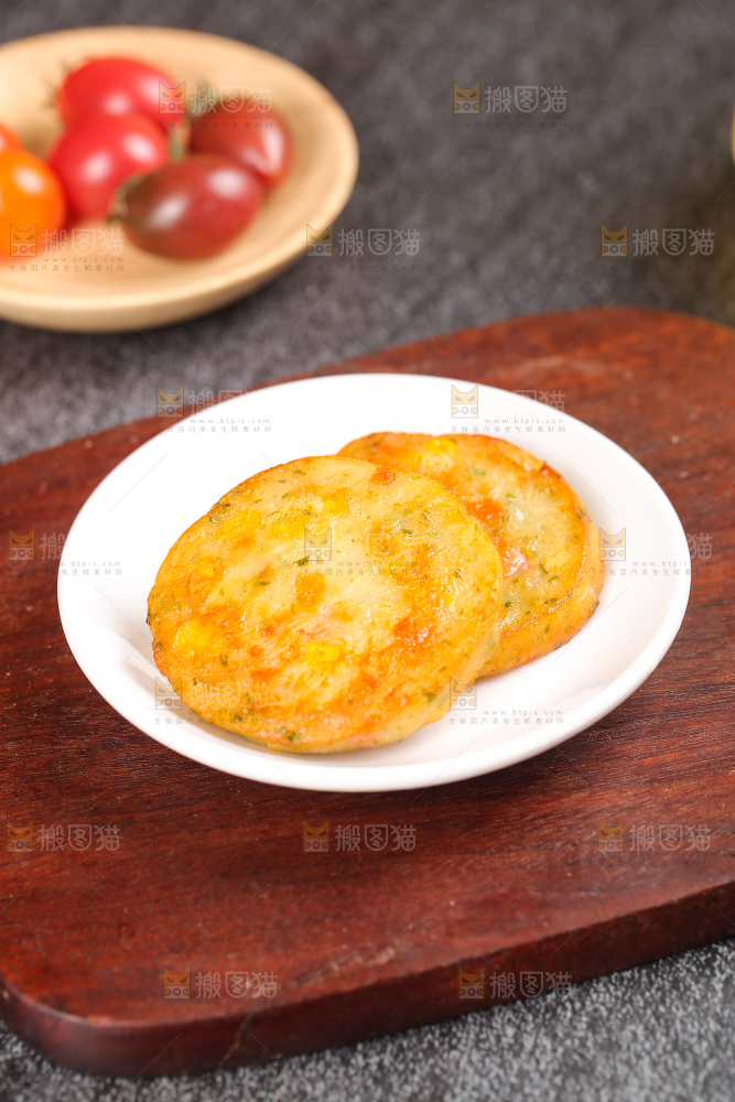 深底上的果蔬鲜虾饼