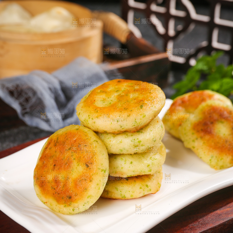 深底上的海苔鲜虾饼