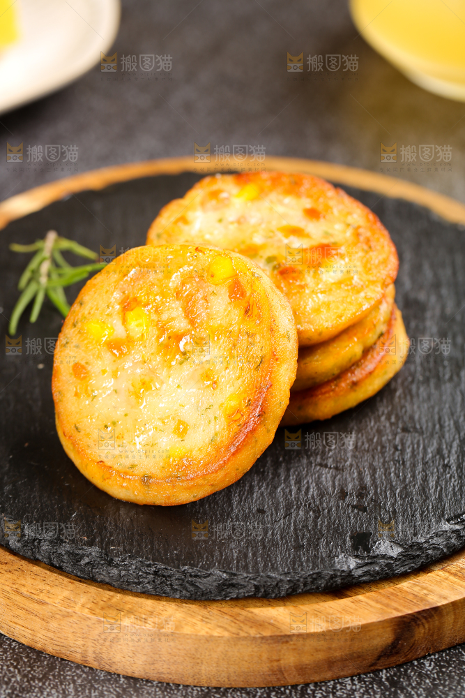 深底上的果蔬鲜虾饼
