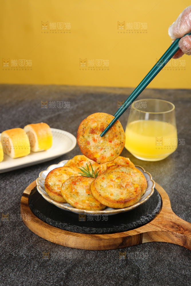 深底上的果蔬鲜虾饼