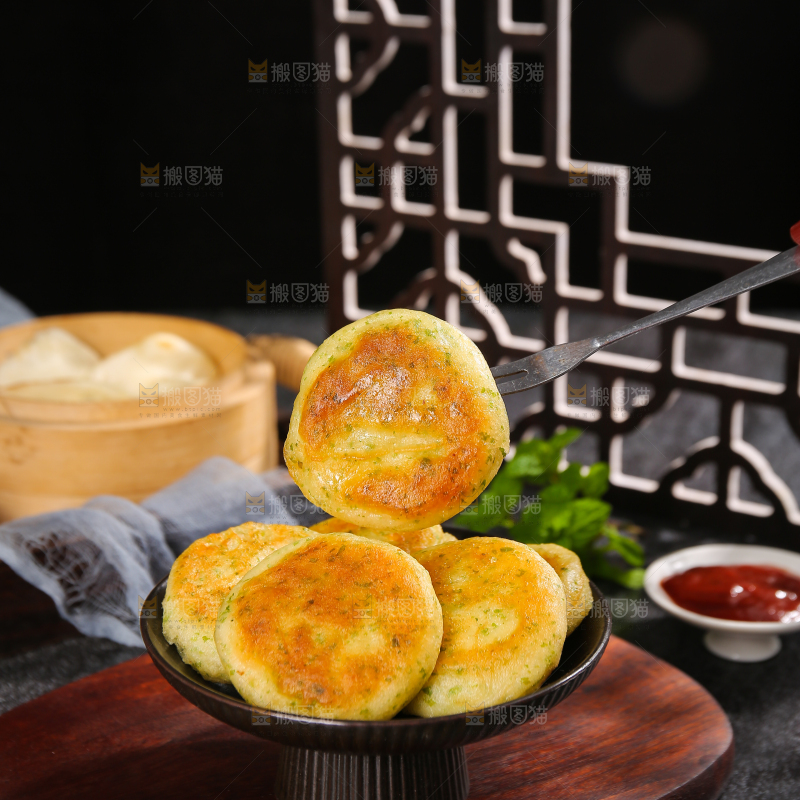深底上的海苔鲜虾饼