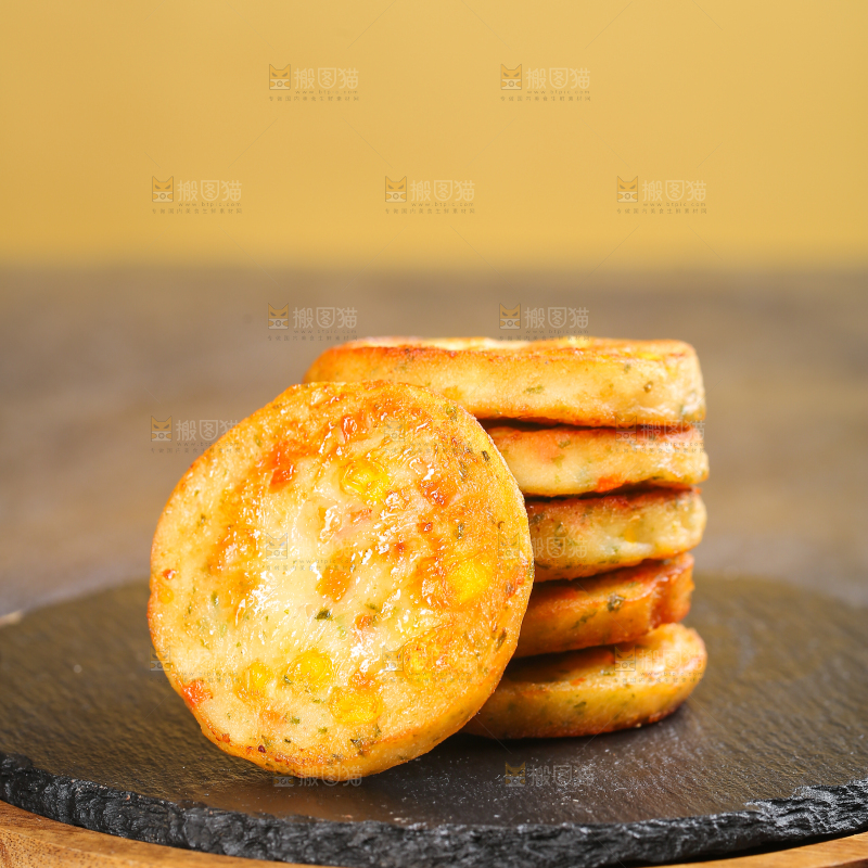 深底上的果蔬鲜虾饼