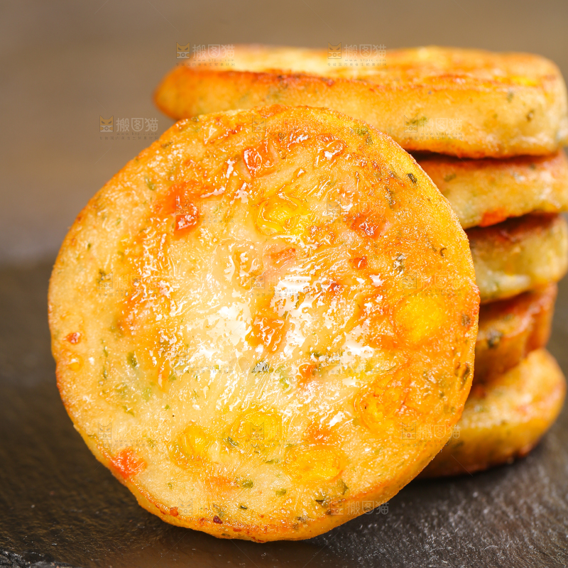 深底上的果蔬鲜虾饼