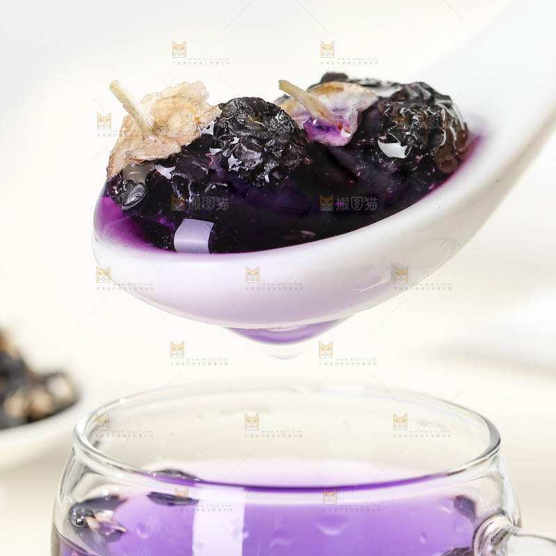 杯子里装着黑枸杞茶
