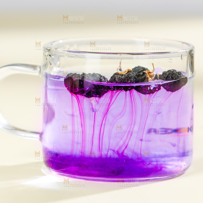 杯子里装着黑枸杞茶