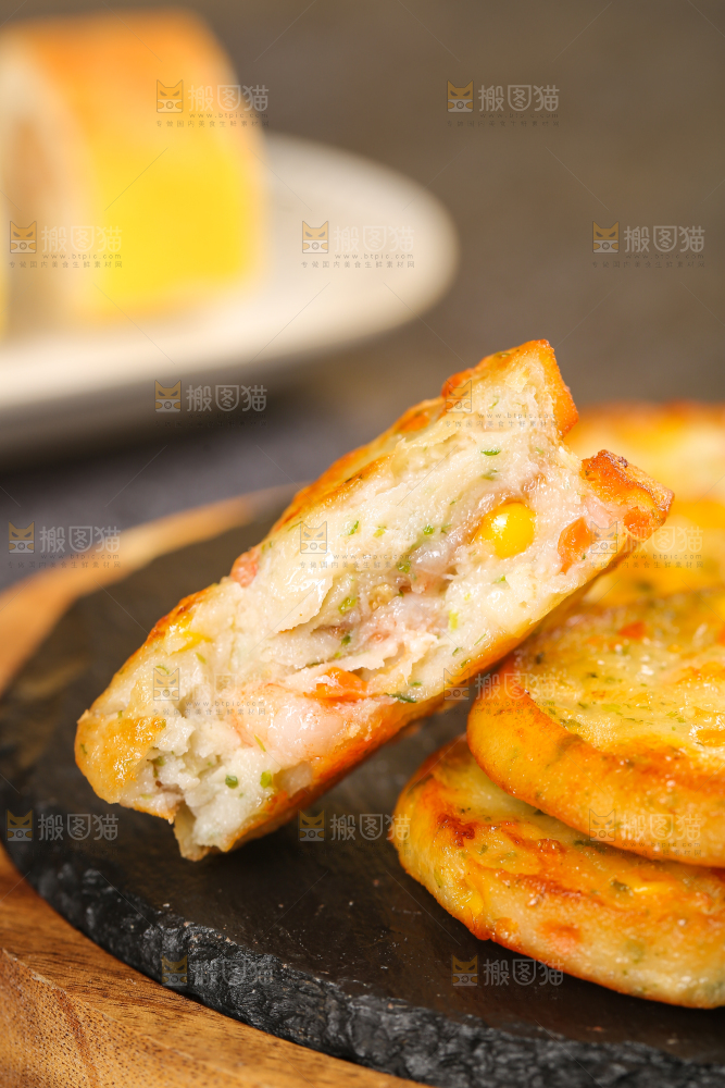 深底上的果蔬鲜虾饼
