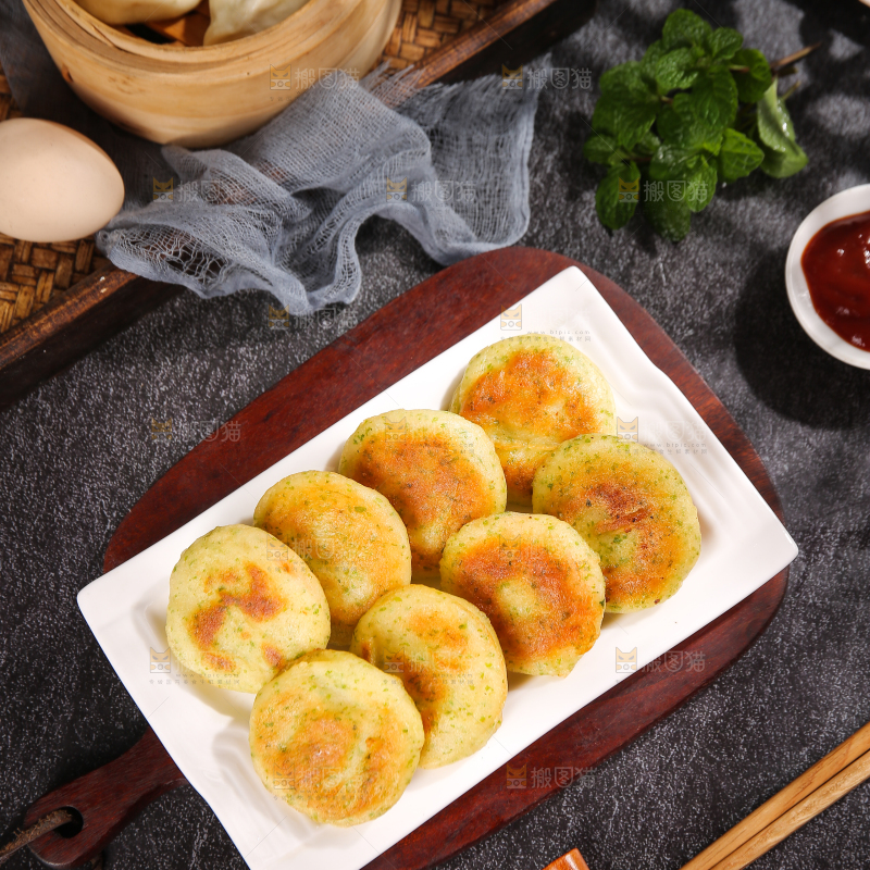 深底上的海苔鲜虾饼
