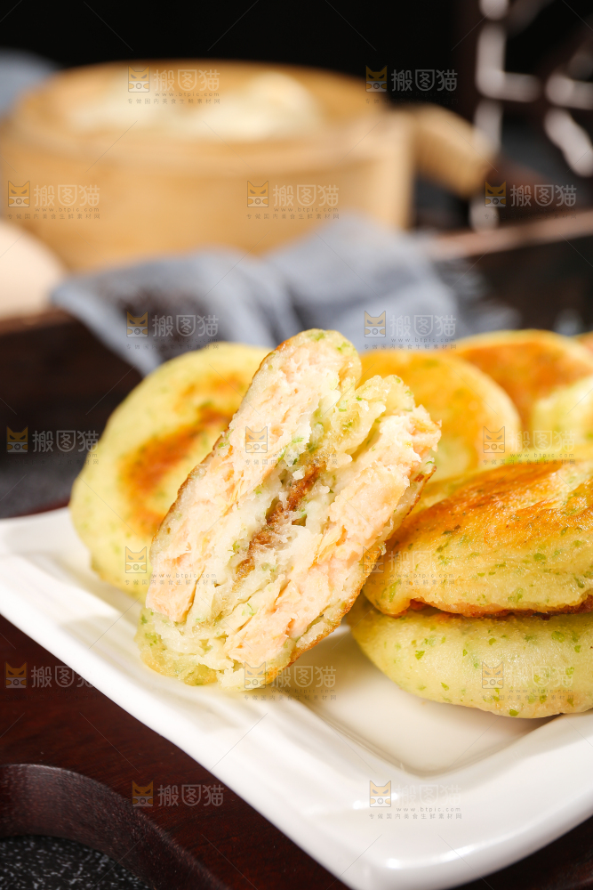 深底上的海苔鲜虾饼