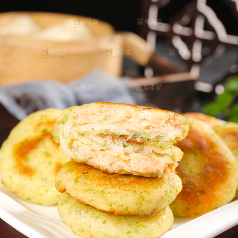 深底上的海苔鲜虾饼