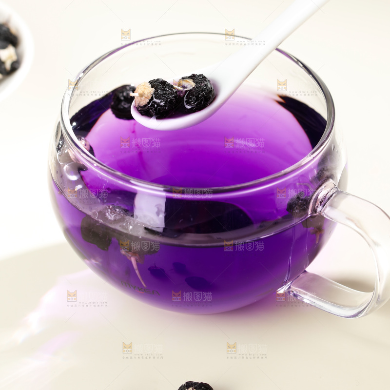 杯子里装着黑枸杞茶