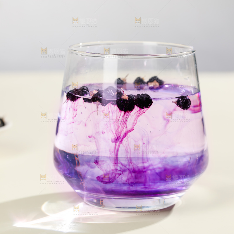 杯子里装着黑枸杞茶