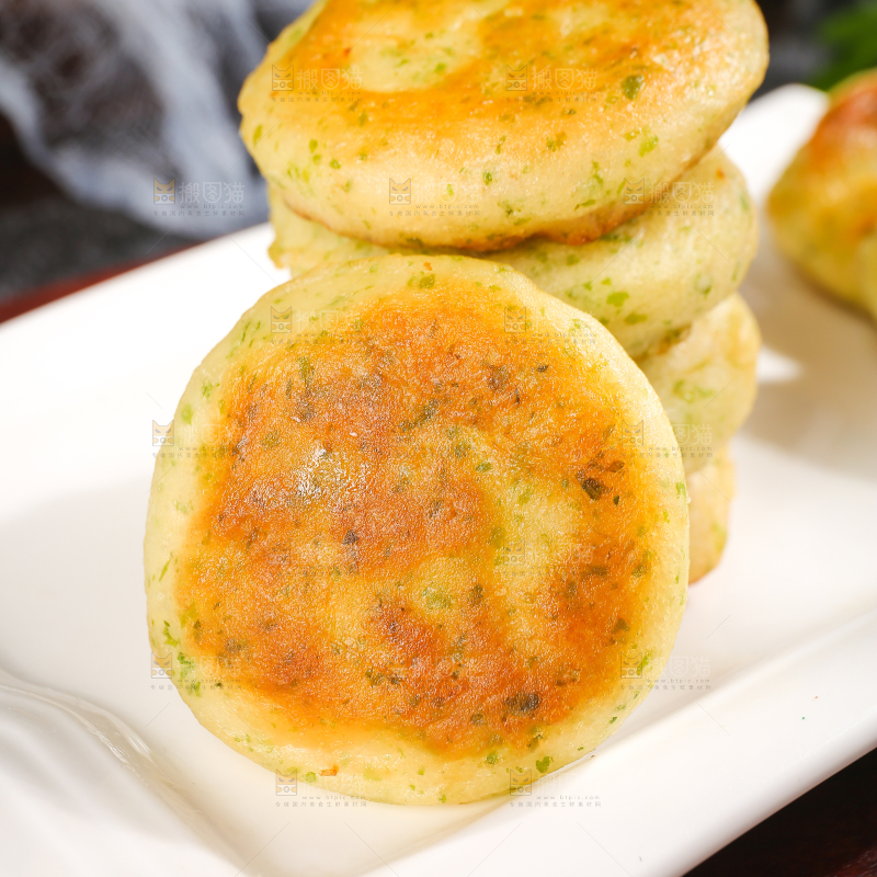 深底上的海苔鲜虾饼