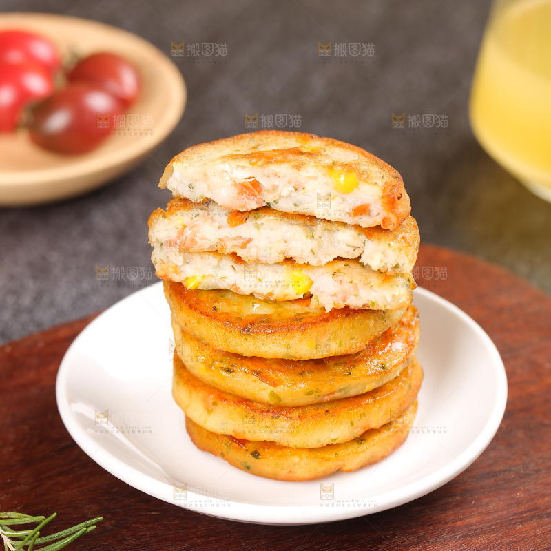 深底上的果蔬鲜虾饼