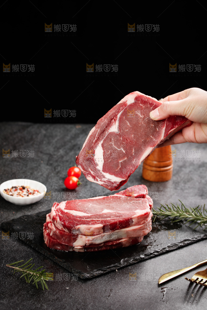 深底上的新鲜牛排