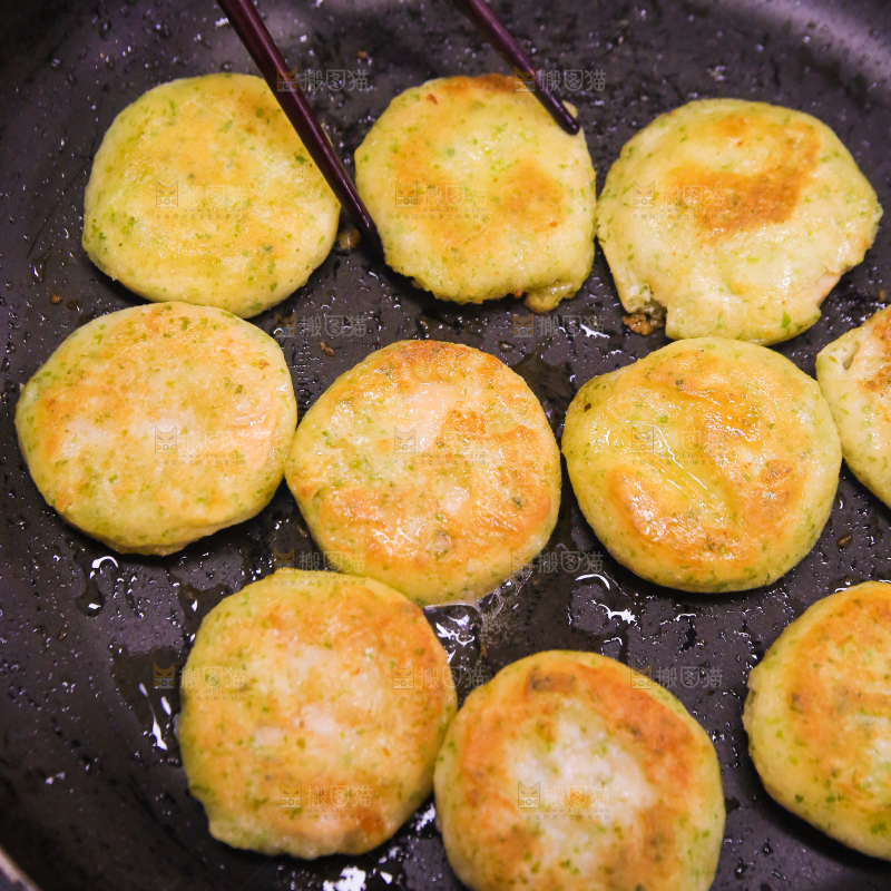 锅里的海苔鲜虾饼