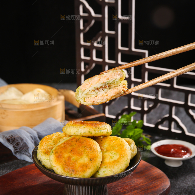 深底上的海苔鲜虾饼