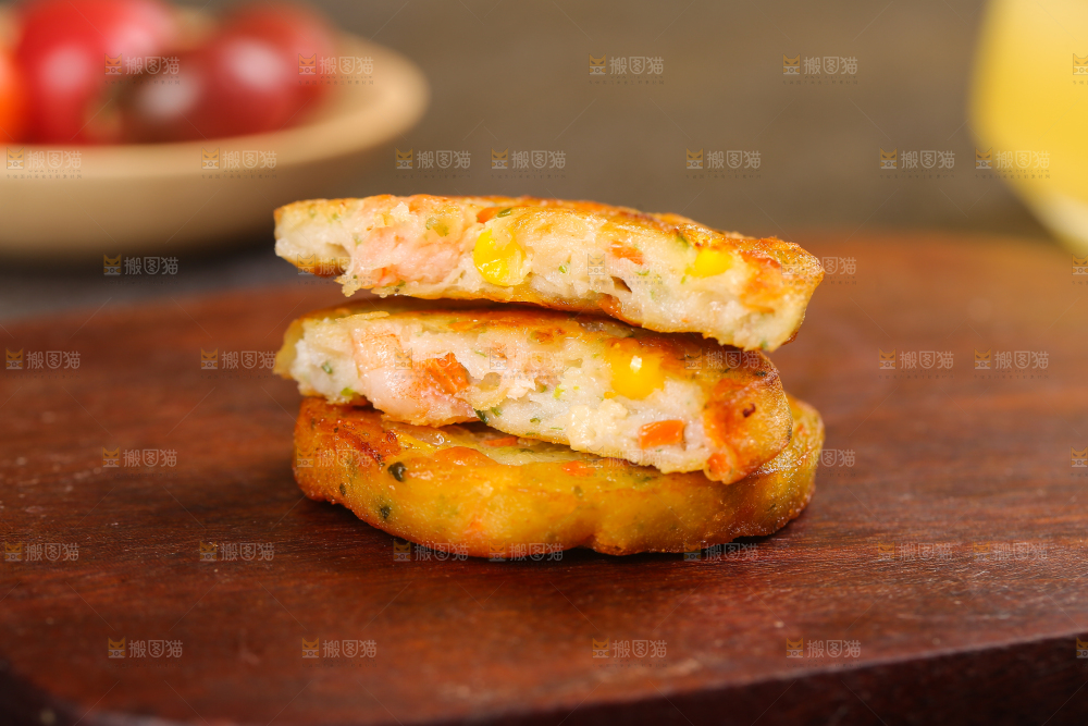 深底上的果蔬鲜虾饼