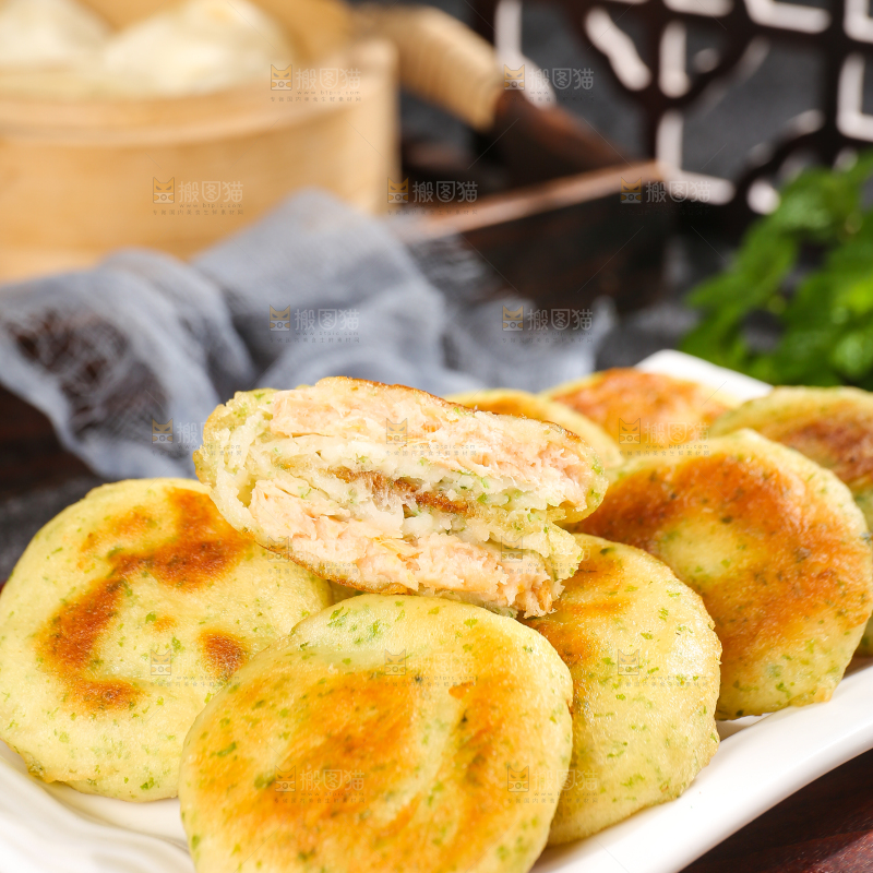 深底上的海苔鲜虾饼