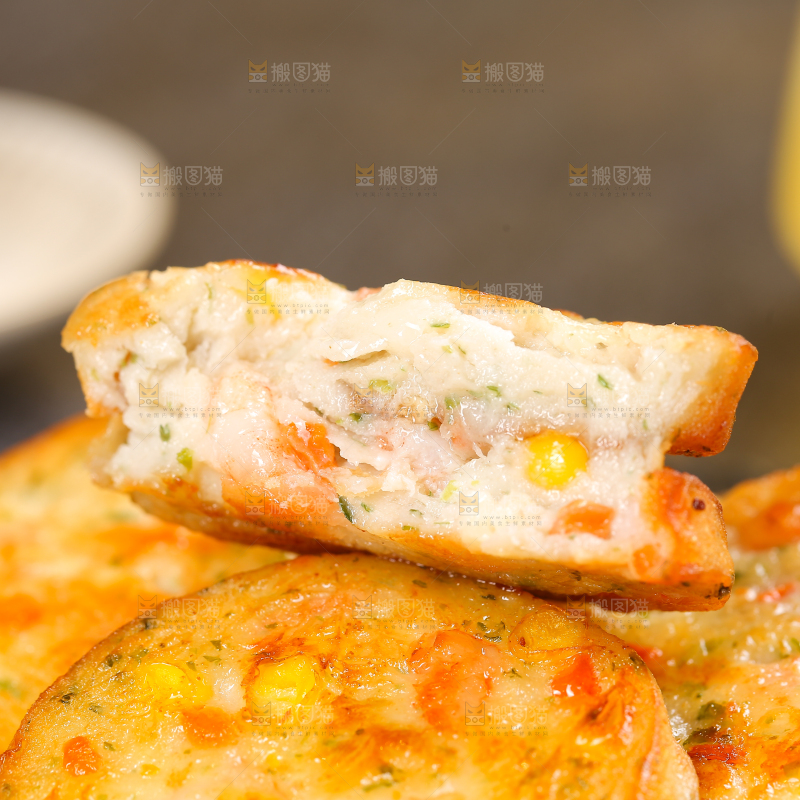 深底上的果蔬鲜虾饼