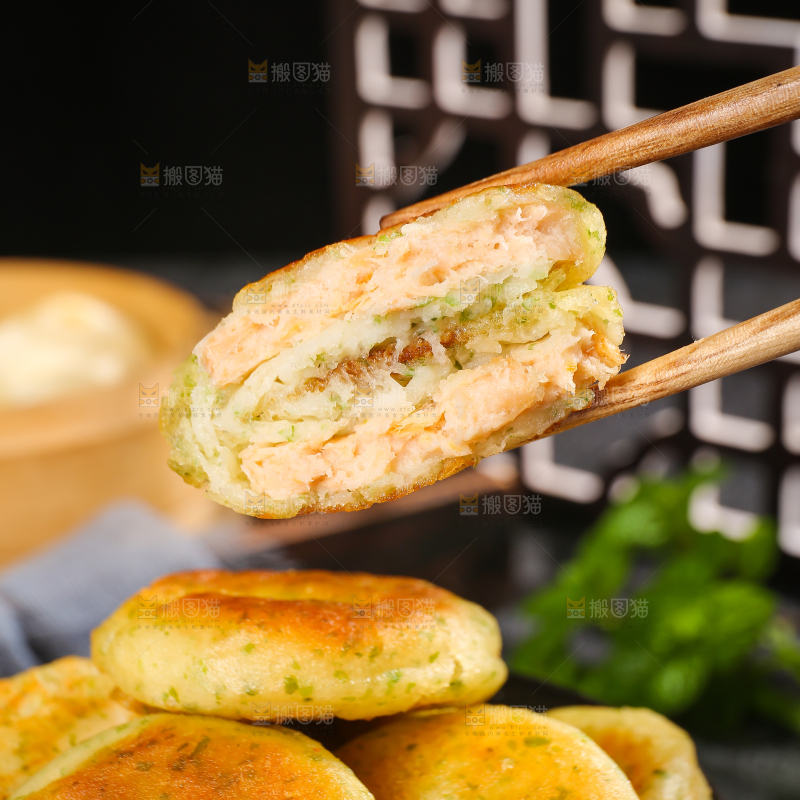 深底上的海苔鲜虾饼