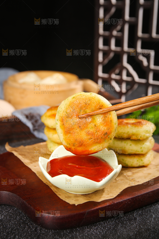 深底上的海苔鲜虾饼