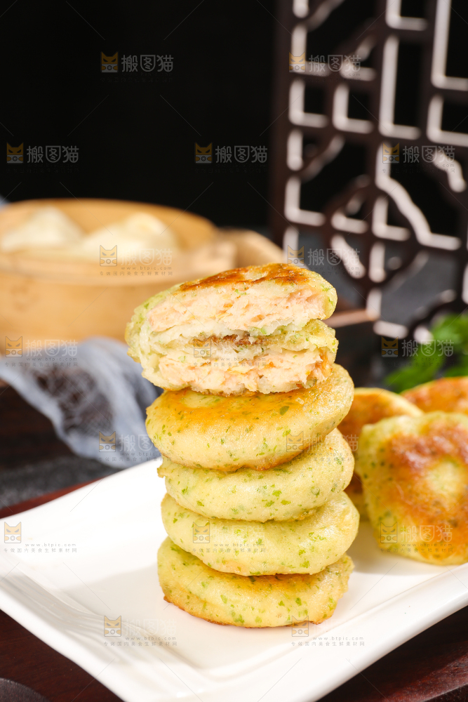 深底上的海苔鲜虾饼